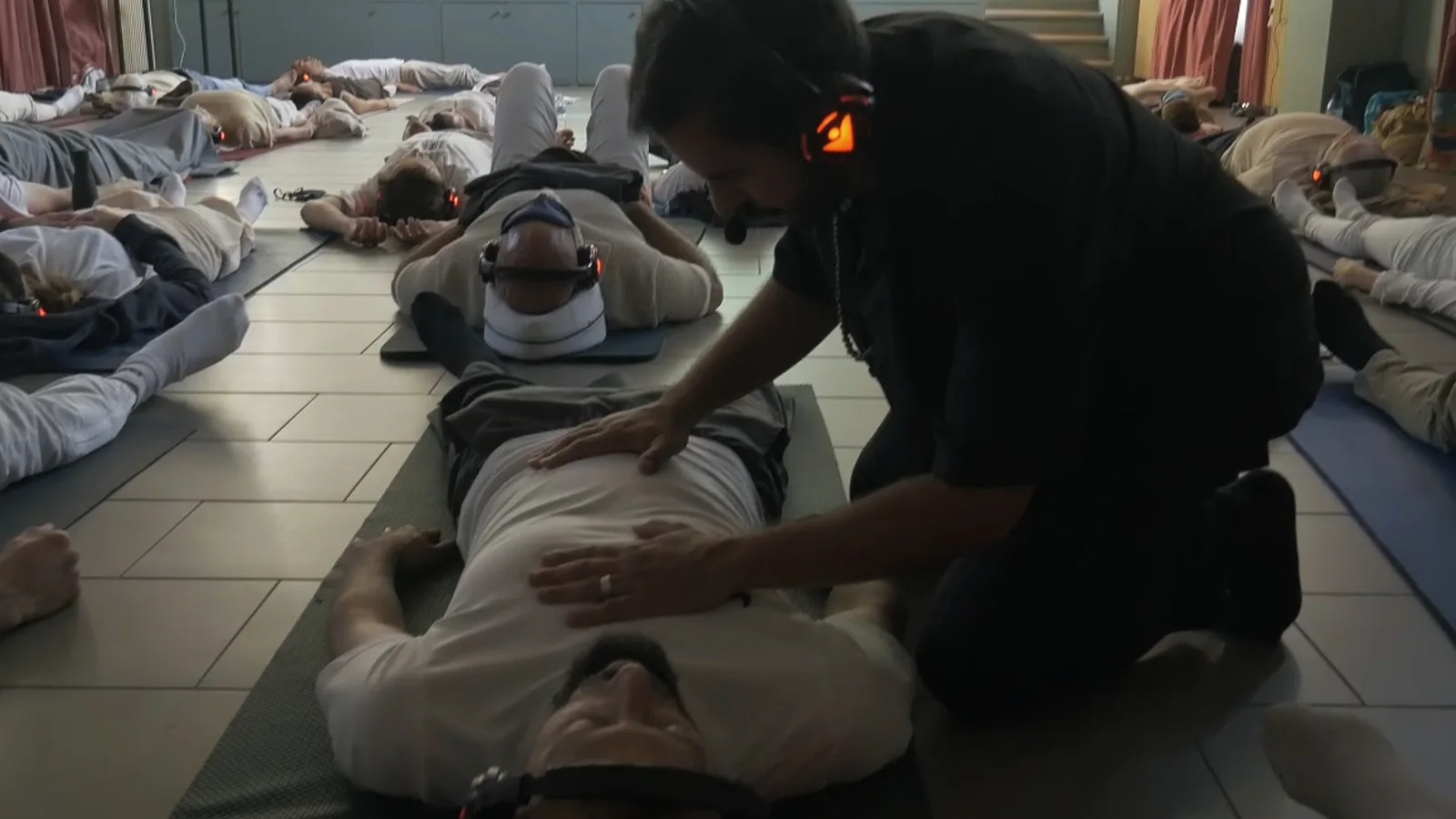 Borvo accompagne un participant pendant une pratique