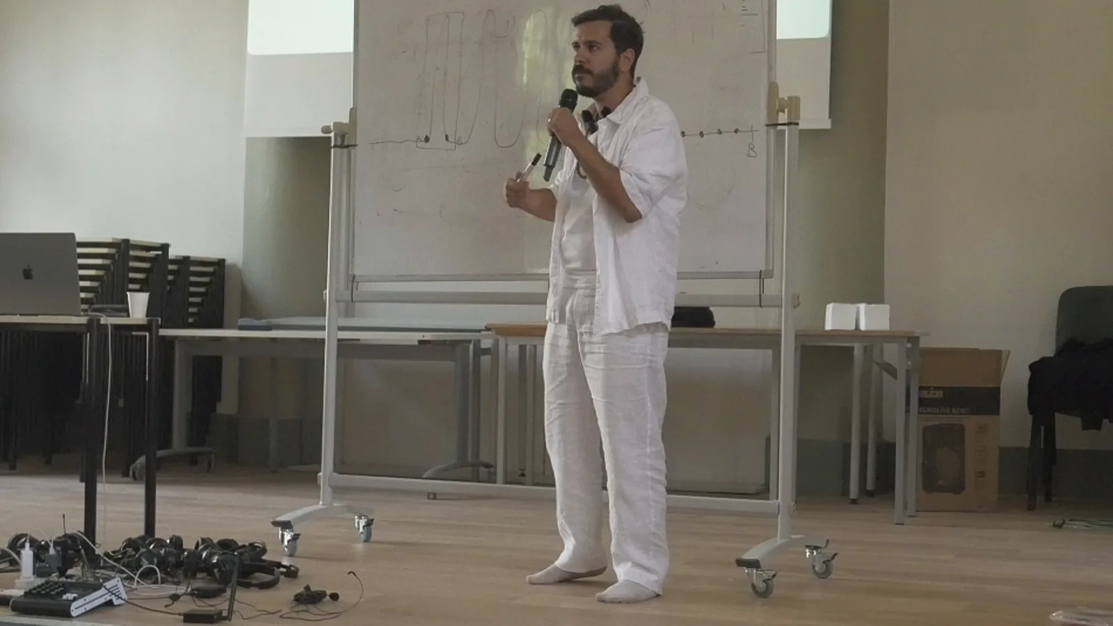 Borvo présente les repères de la pratique devant un tableau